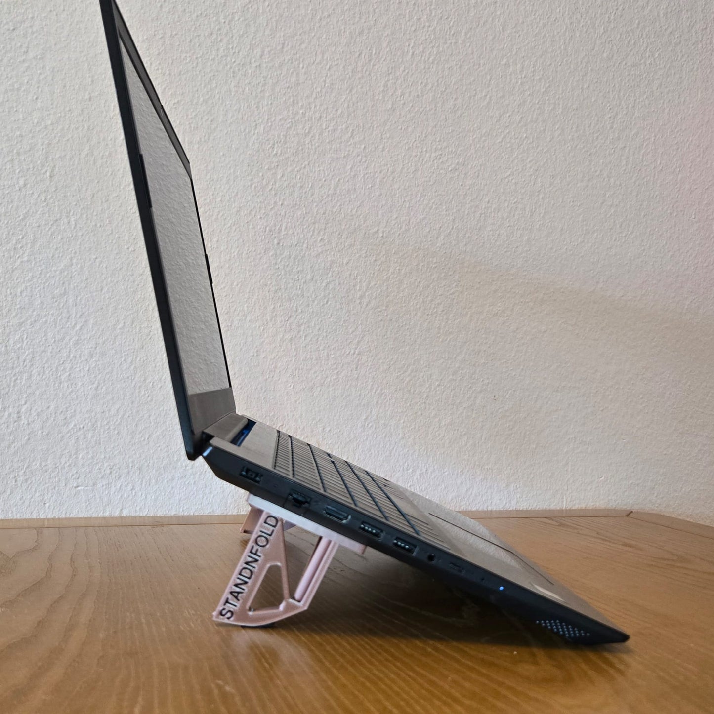 Laptop stand standnfold